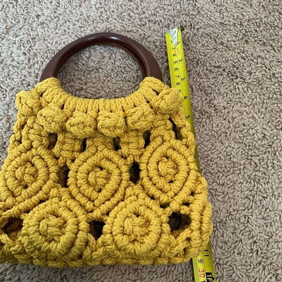 Vintage 1970s Crochet Knit Day Bag Handbag Circle Wooden Handle Yellow - Picture 6 of 7